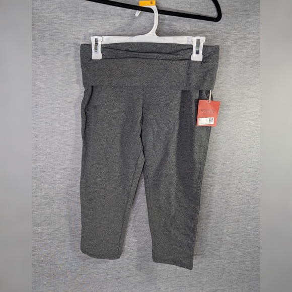 3/$20 Mossimo Fold Over Waistband Capri Leggings - Picture 2 of 6